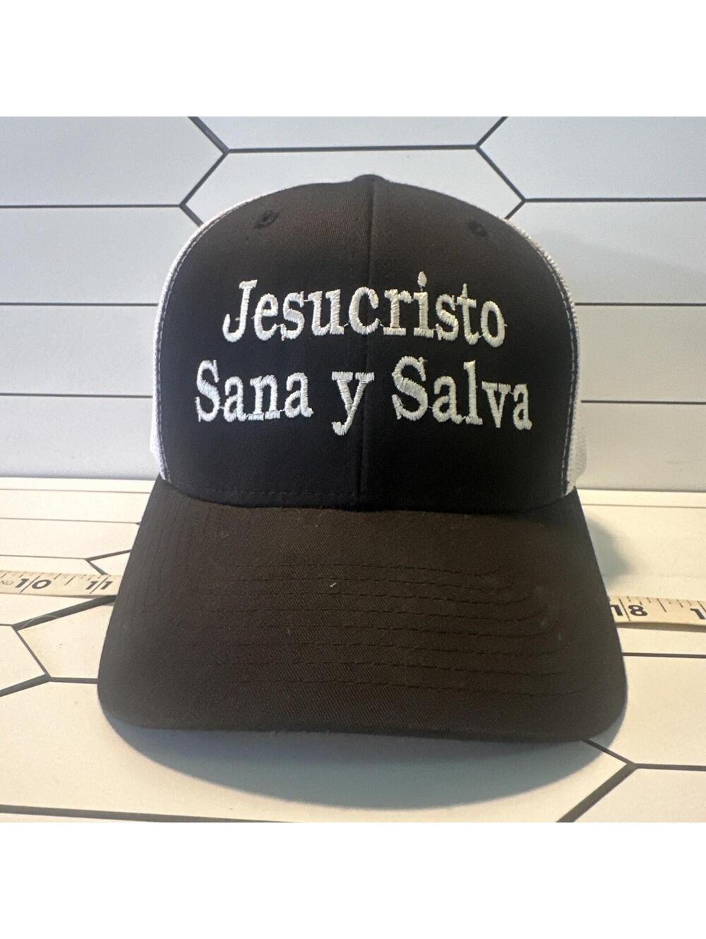Jesucristo Santa y Salva Trucker Hat